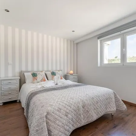 Sunset Terrace - Beachfront With Private Parking *