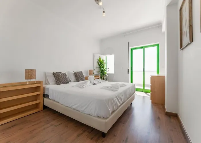 Апартаменты Sunset Terrace - Beachfront With Private Parking *