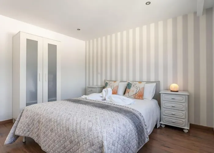 Апартаменты Sunset Terrace - Beachfront With Private Parking Назаре