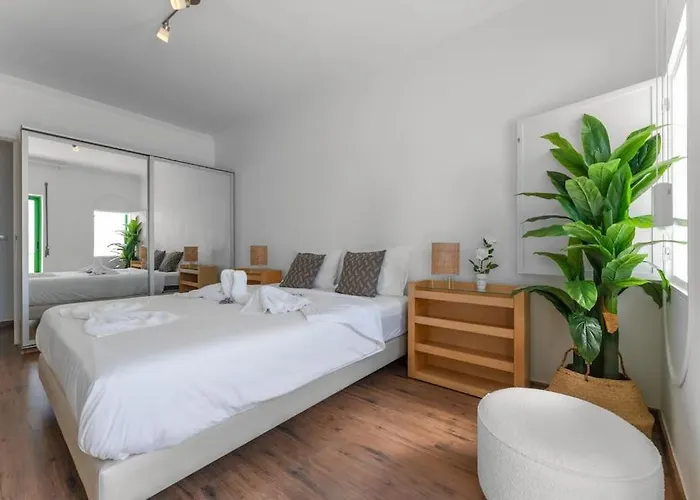 Апартаменты Sunset Terrace - Beachfront With Private Parking Назаре